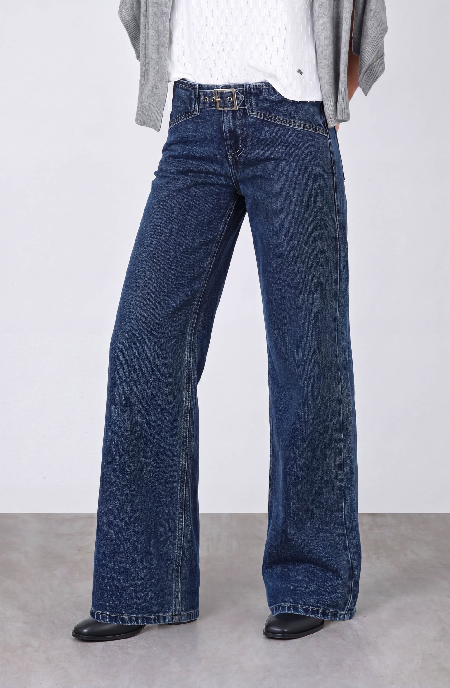 Pantalón Hebilla Tiro Bajo

Since "Pantalón" isn't in the approved terminology list, I'll keep the product name as close to the original as possible:

Low-Rise Buckle Pants