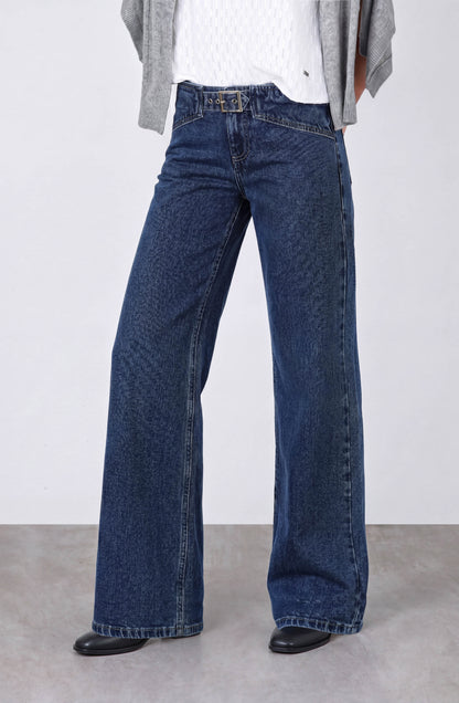 Pantalón Hebilla Tiro Bajo

Since "Pantalón" isn't in the approved terminology list, I'll keep the product name as close to the original as possible:

Low-Rise Buckle Pants