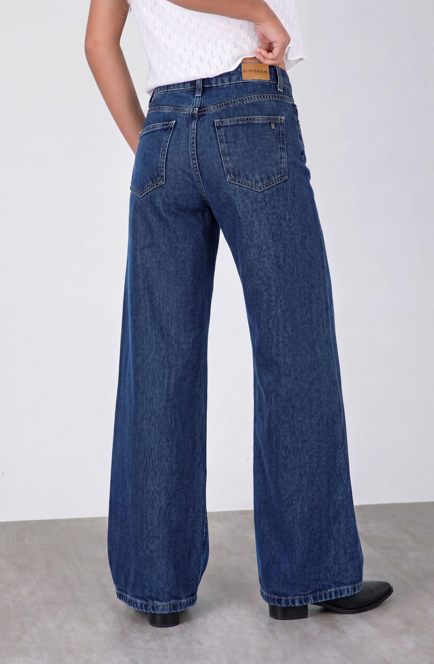 Pantalón Hebilla Tiro Bajo

Since "Pantalón" isn't in the approved terminology list, I'll keep the product name as close to the original as possible:

Low-Rise Buckle Pants