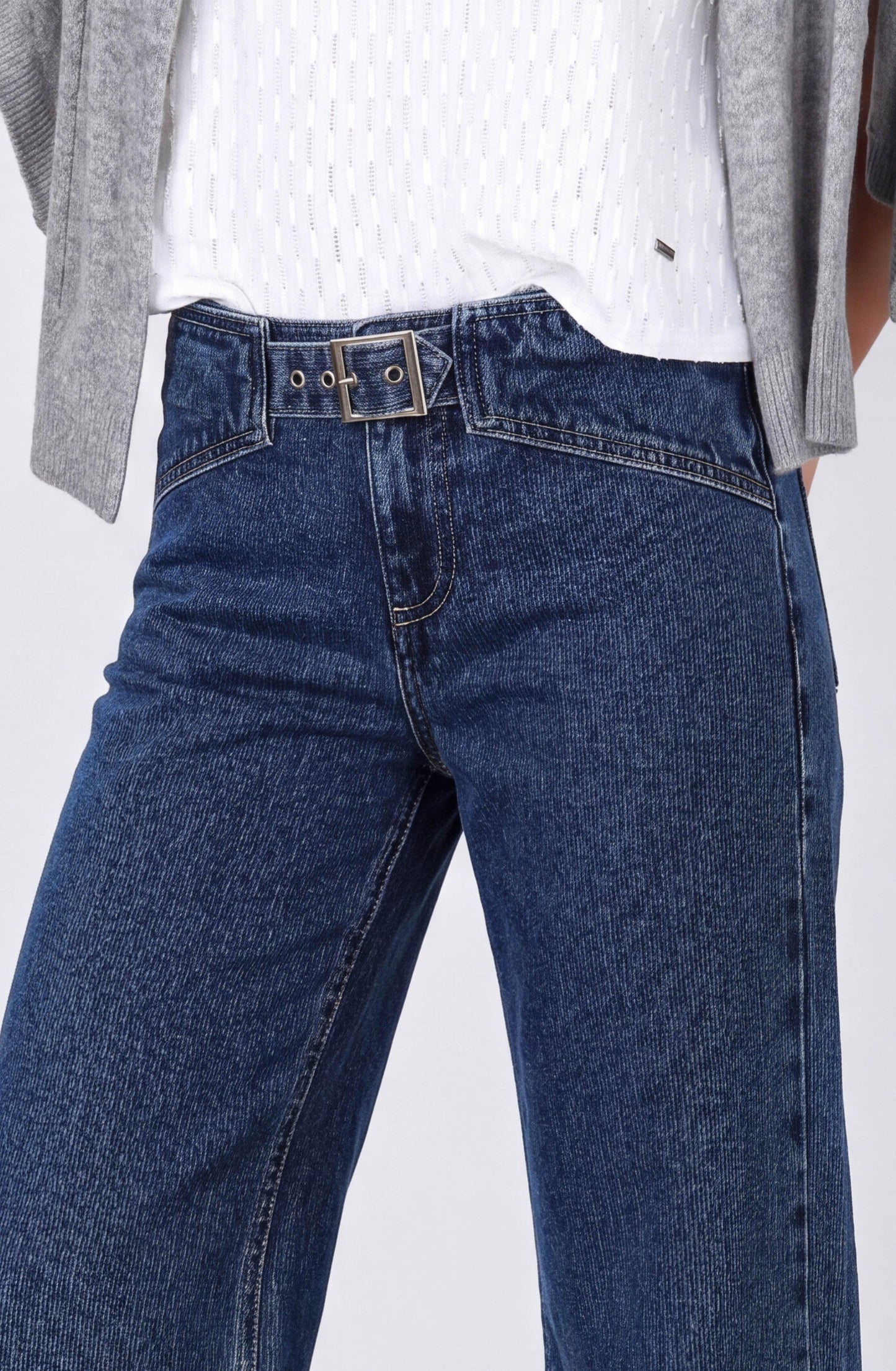 Pantalón Hebilla Tiro Bajo

Since "Pantalón" isn't in the approved terminology list, I'll keep the product name as close to the original as possible:

Low-Rise Buckle Pants