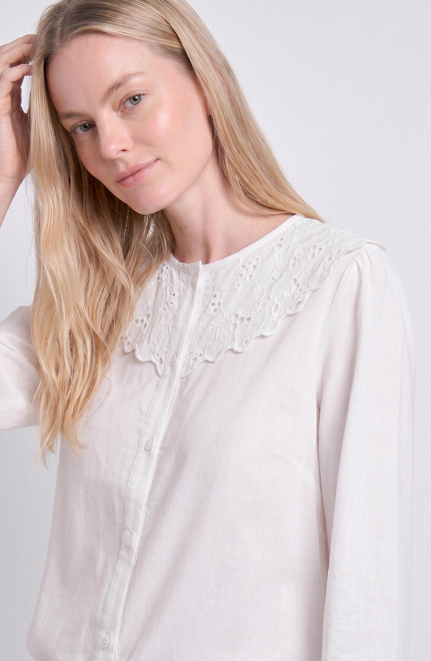 Bobo Collar Blouse Embroidery White