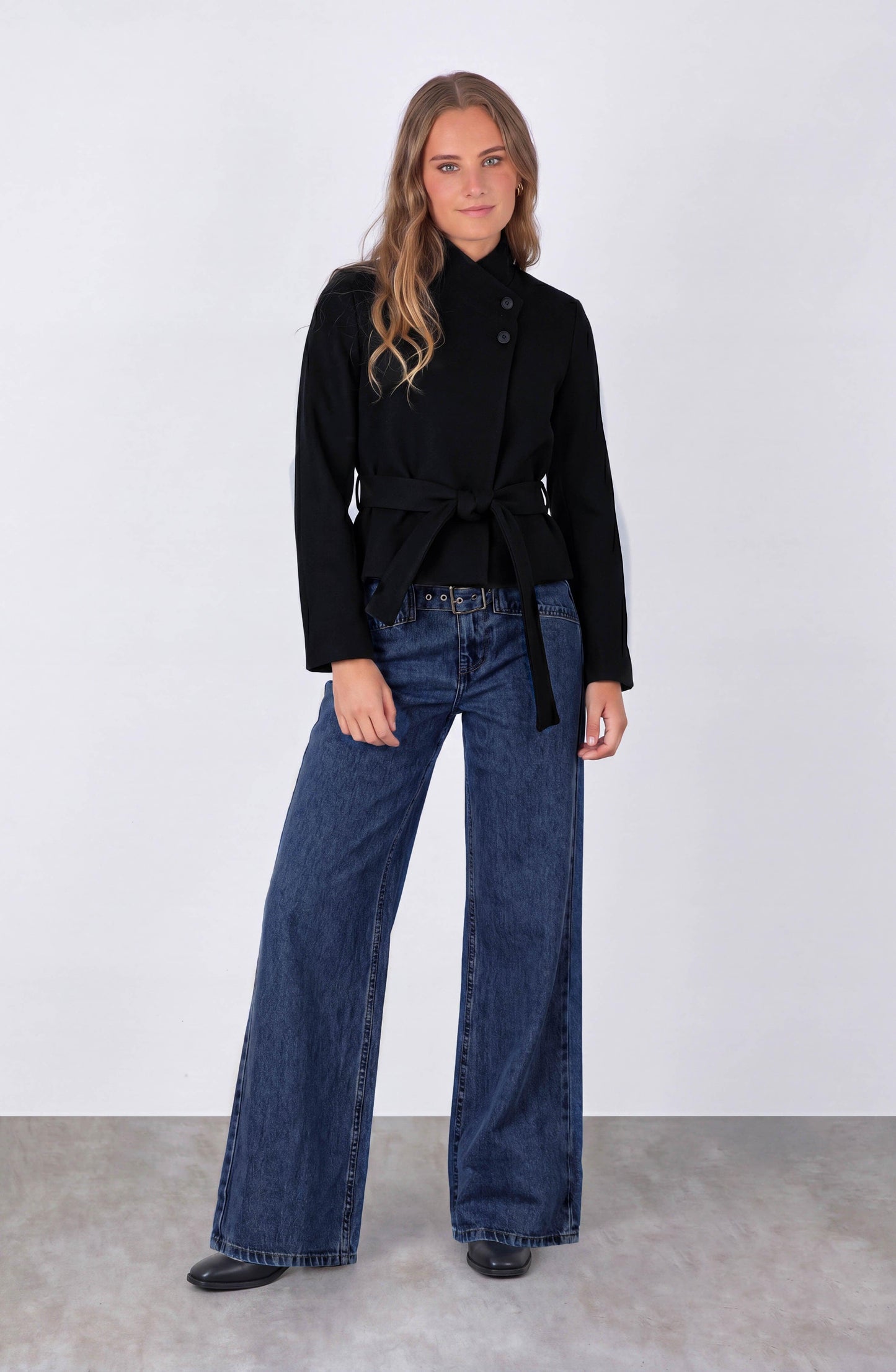 Pantalón Hebilla Tiro Bajo

Since "Pantalón" isn't in the approved terminology list, I'll keep the product name as close to the original as possible:

Low-Rise Buckle Pants