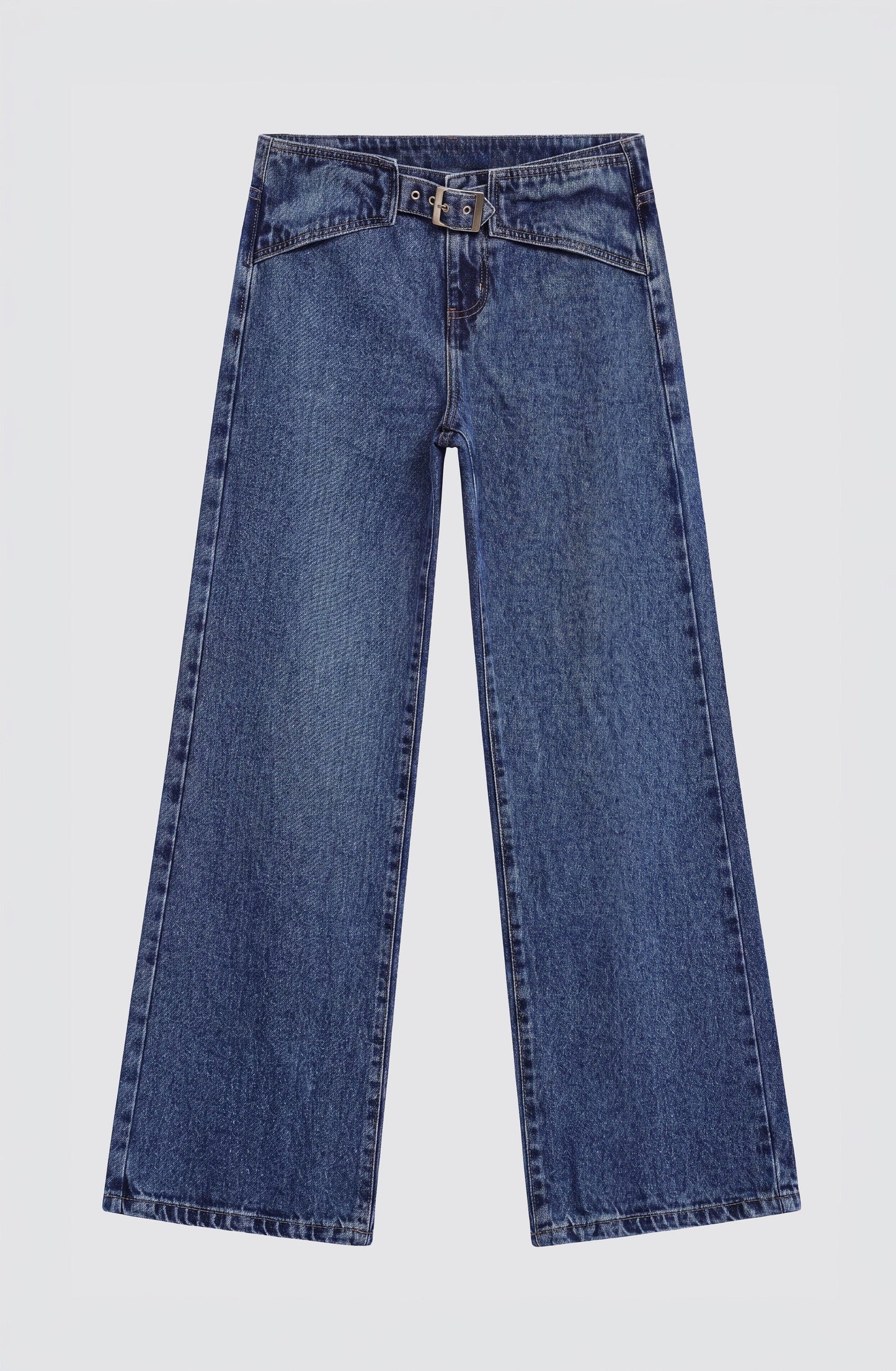 Pantalón Hebilla Tiro Bajo

Since "Pantalón" isn't in the approved terminology list, I'll keep the product name as close to the original as possible:

Low-Rise Buckle Pants