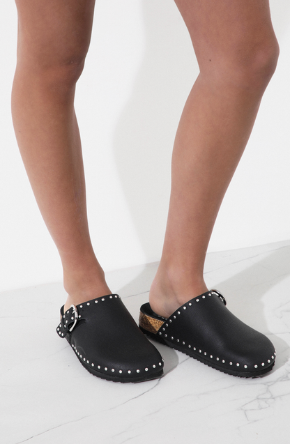 Zuecos Leather Tachas Black